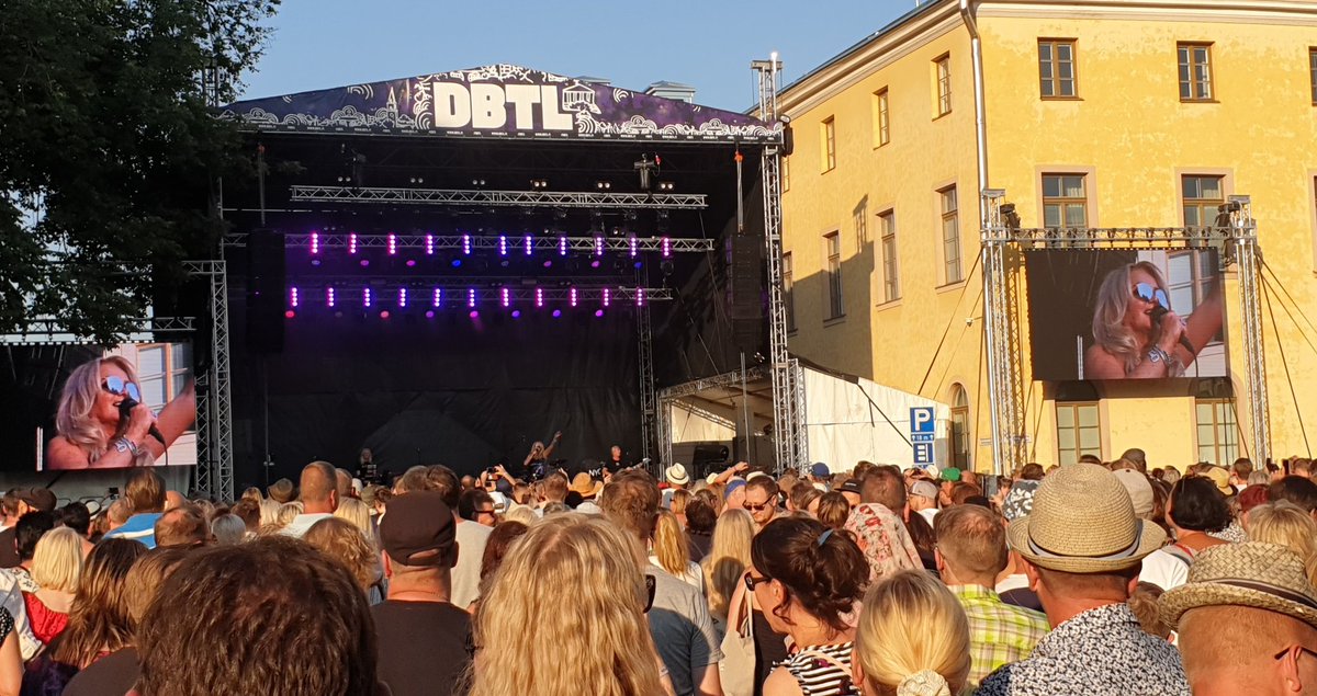 Turkukaupunki's tweet photo. @DBTL_Festivaali on palannut tänä vuonna juurilleen Aurajokirantaan. Vetovoimaiset artistit ja upea sijainti Tuomiokirkon vieressä kruunaavat kaupunkifestivaalin: paikalle odotetaan saapuvan yli 20 000 kävijää. @BonnieTOfficial #DBTL2019 #turku https://t.co/VPS2LN3QBd
