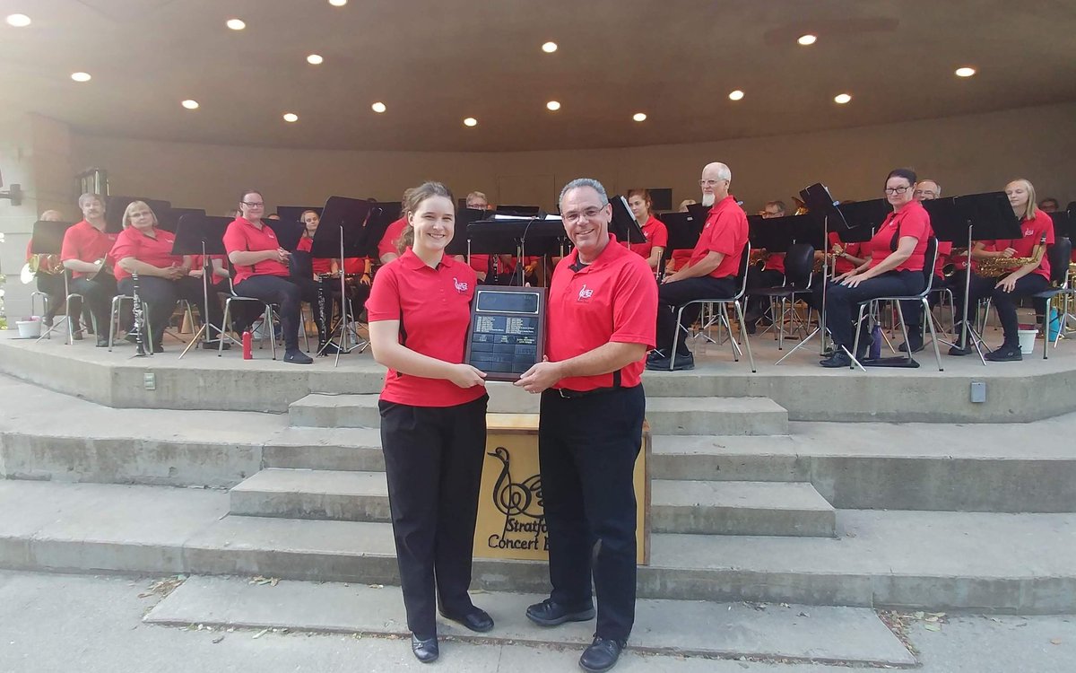 StratfordCB's tweet photo. At last night's #SCBSummerSeries concert we honored one of our Mervyn Doerr Memorial Scholarship winners for the 2018-2019 Season. Elysha will attending Laurier in September. Congratulations Elysha, and good luck in September! π
Pictured: Elysha and Laurence (Conductor) https://t.co/UHylkGqzIH