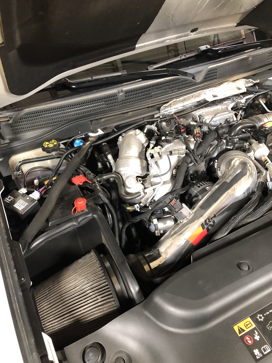 StrictlyDiesel2's tweet photo. Out with the old and in with the new! Poor filtration is gone and improved with a ram air intake from Banks. This #l5p also run their Derringer tuner and it scoots!
#strictlydiesel #drivendiesel #bankspower #duramax https://t.co/hfkcPo8l1n