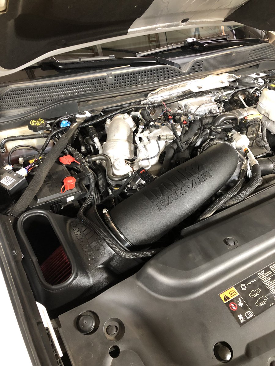 StrictlyDiesel2's tweet photo. Out with the old and in with the new! Poor filtration is gone and improved with a ram air intake from Banks. This #l5p also run their Derringer tuner and it scoots!
#strictlydiesel #drivendiesel #bankspower #duramax https://t.co/hfkcPo8l1n