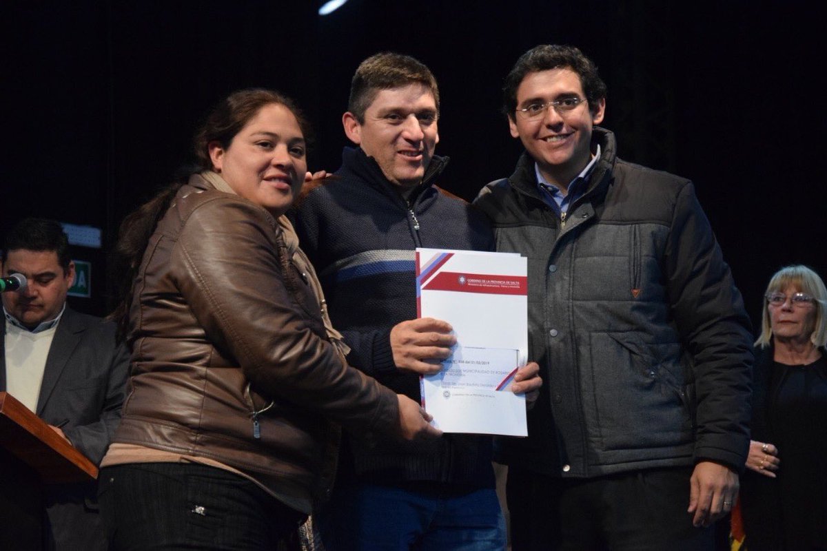 solisg79's tweet photo. Entregamos 108 escrituras a vecinos de nuestra ciudad, algunos esperaron más de 40 años para conseguirlas. Trabajo realizado entre el municipio y @GobiernoSalta @UrtubeyJM https://t.co/3fKGhIxqLn