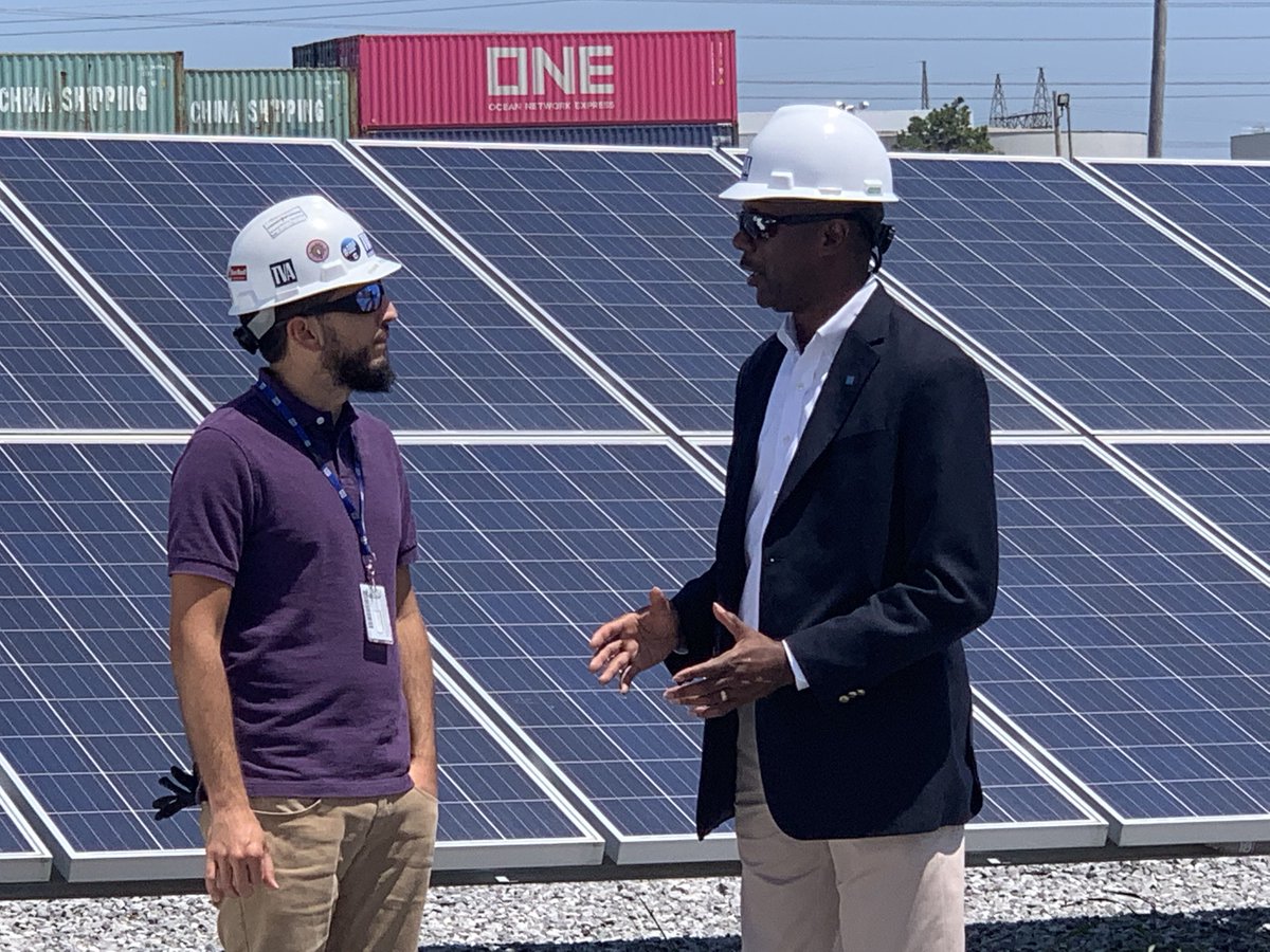 TVA_Julia's tweet photo. @TVAnews Today, #TVAMemphis Executive Director #MarkCreech stopped by #AllenCC Plant to talk #solar. With 3,000 panels at the on-site solar facility, it is the largest solar site that TVA owns. Right here in #Memphis! https://t.co/ztihPGIhbM