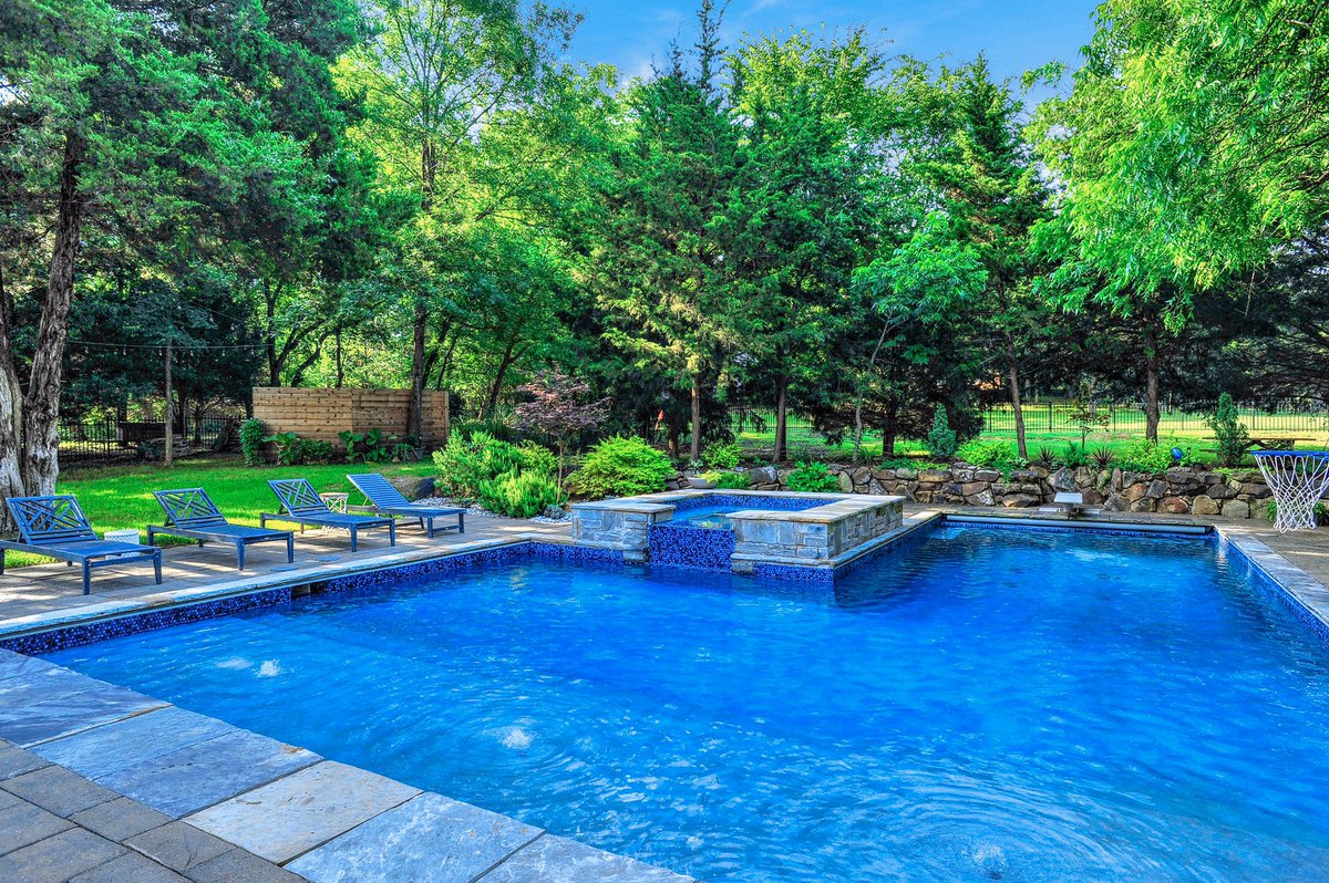 All_Pro_Pools's tweet photo. Plenty of room for the kids to splash around in this one! Large geometric pool with a raised spa and an automatic pool cover for safety.
#allpropools #custompools #northtexaspoolbuilder #pooldesign #geometricpools #divingpool #poolcover #automaticpoolcovers #poolsafety https://t.co/QgLndpWiDS
