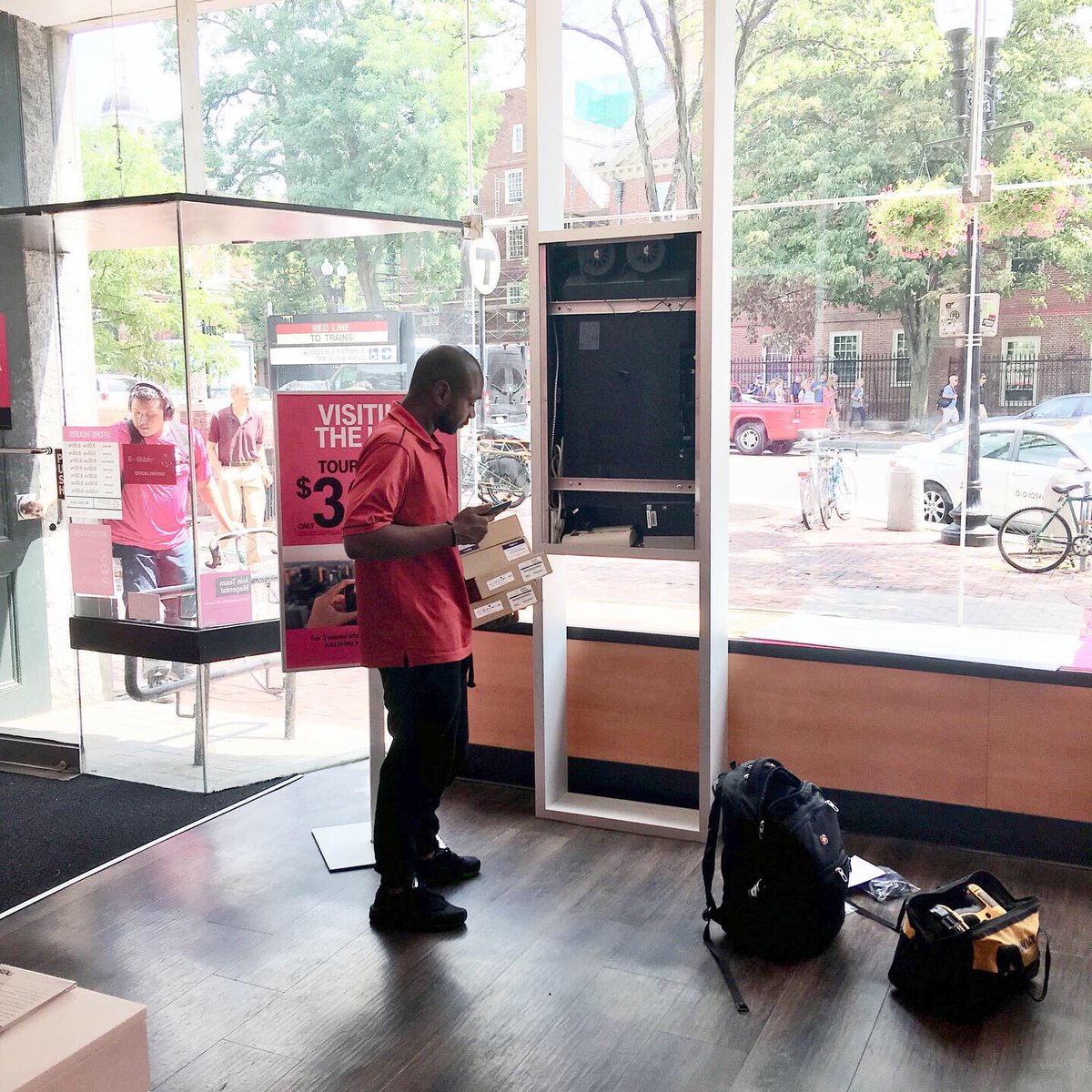 SpaceageRich's tweet photo. #TBT 🤙🏾 #WeAreTheChampions 💰#dufflebag 
#NewEnglandPatriots
🇬🇧🌎🇺🇸
#superbowl53 🏆🏈 #TrainingCamp 📋
#NetworkEngineer
🖥⌨️🖱
#ITConsultant
🛰🛸@gorillaladders 🦍 #GorillaLadders 
#NFL #GMFB #NFLTotalAccess @patriots @dewalttough ⚙️ #Dewalttough 🛠@NFL #NFLNetwork  #microsoft https://t.co/nm4JaOPdsj