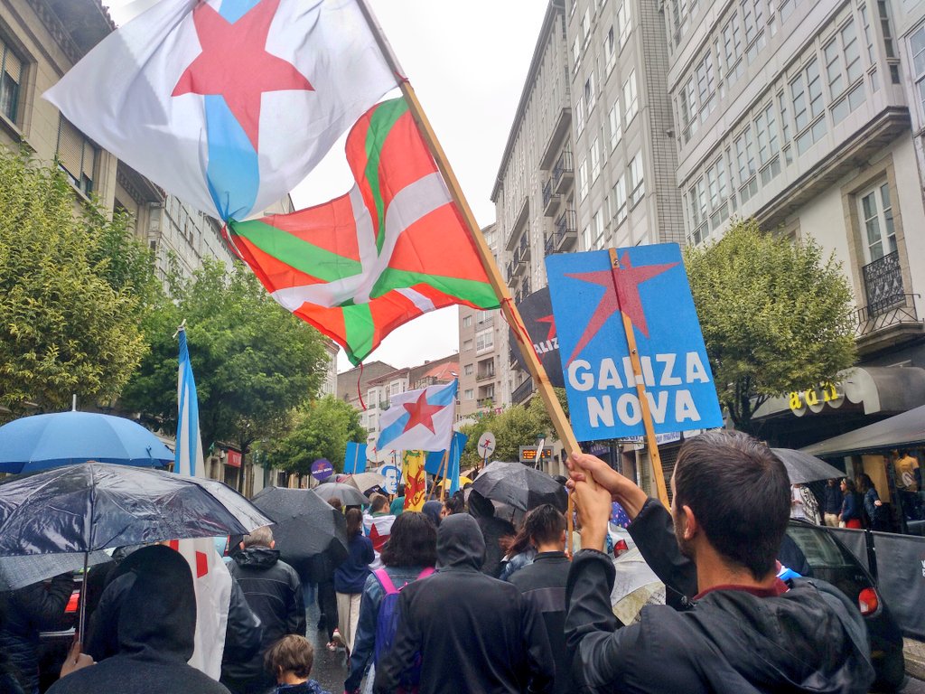 gazteInter's tweet photo. Hoy hemos participado, bajo una intensa lluvia, en la manifestación del #DiaDaPatria por las calles de Compostela, junto con compañeros de @galizanova y del @obloque y miles de personas más! Como todos los 25 de xullos, hemos visto un pueblo orgulloso de si mismo. Adiante Galiza! https://t.co/NnoBsm6KFV