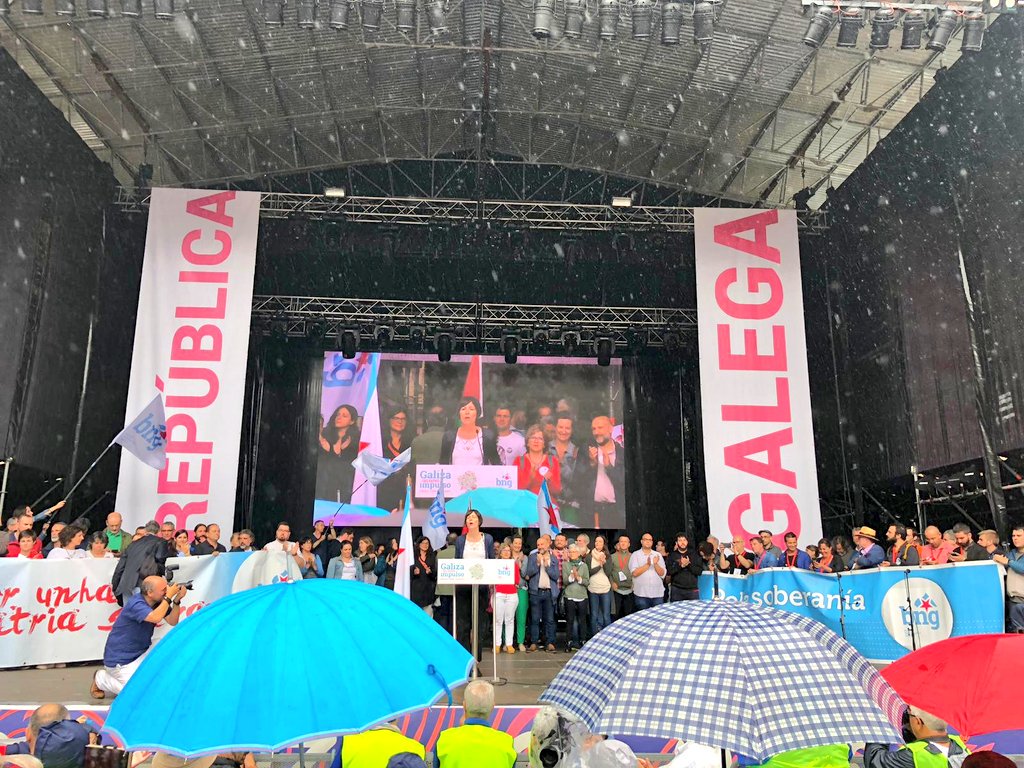 gazteInter's tweet photo. Hoy hemos participado, bajo una intensa lluvia, en la manifestación del #DiaDaPatria por las calles de Compostela, junto con compañeros de @galizanova y del @obloque y miles de personas más! Como todos los 25 de xullos, hemos visto un pueblo orgulloso de si mismo. Adiante Galiza! https://t.co/NnoBsm6KFV