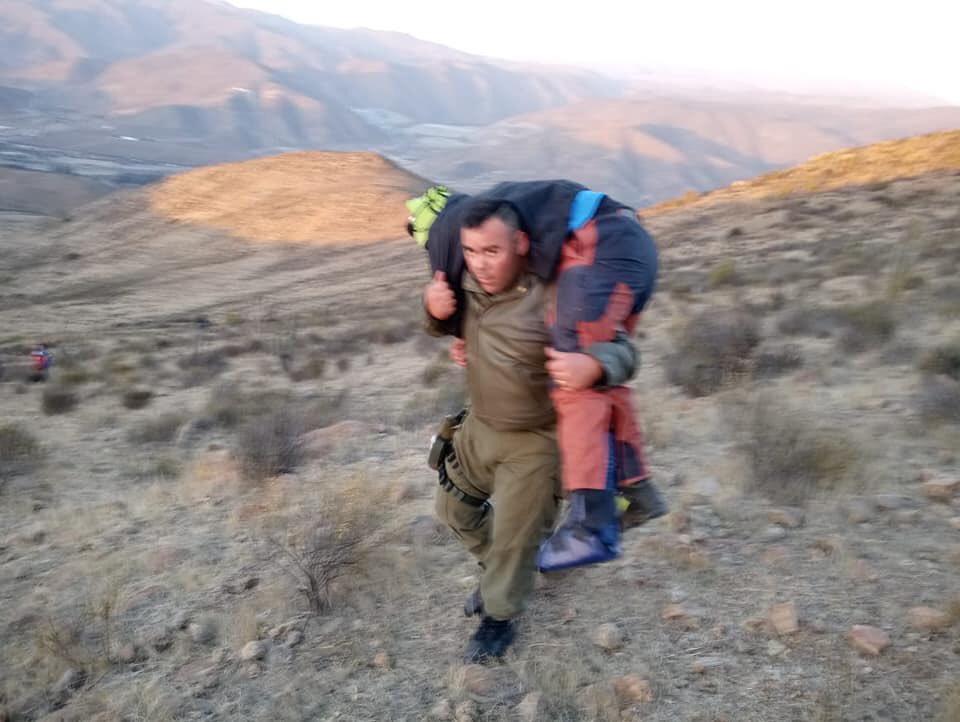 OscarinaEG's tweet photo. Este carabinero cabo primero de la tenencia de punitaqui,llevo a una persona herida por más de 2 km hasta donde la recibió la ambulancia. Pero esto no sale en la televisión. La Serena. https://t.co/oG5fIErpQ2