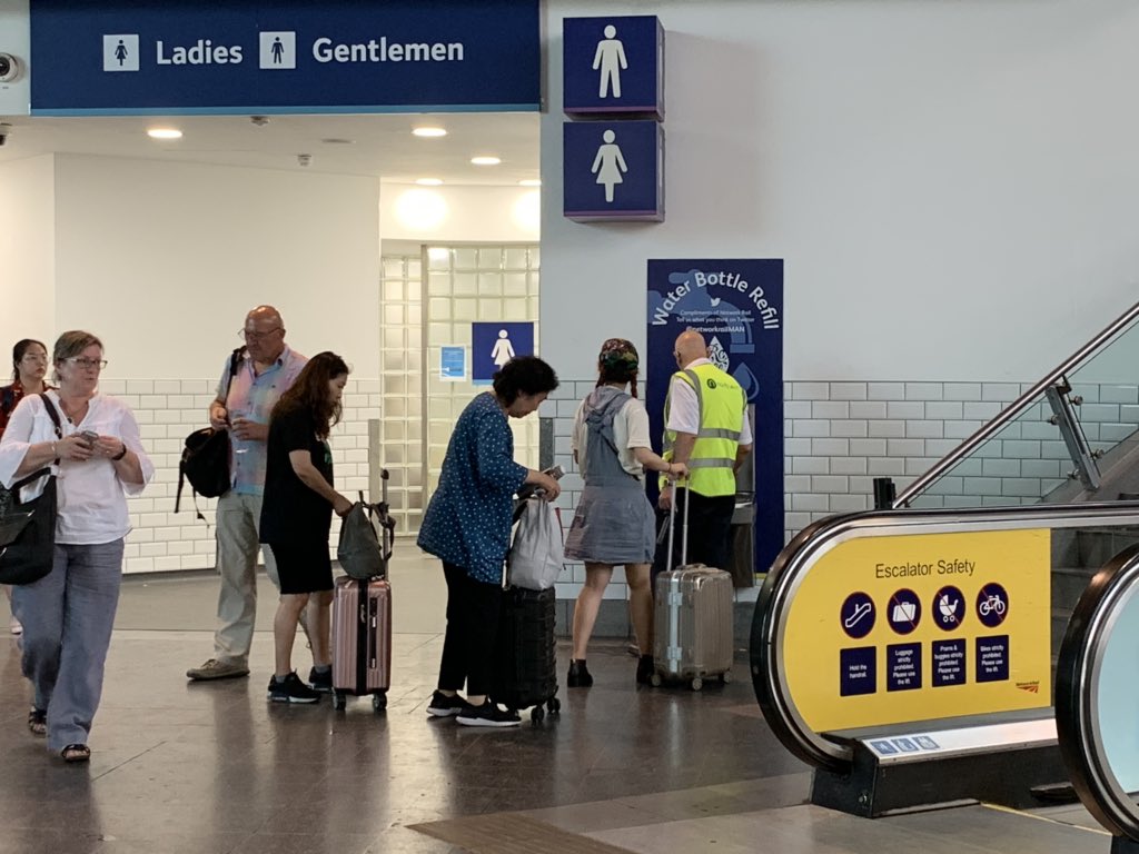 Fab to see so many people making use of the Refill bottle fountain in <a href="/NetworkRailMAN/">Manchester Piccadilly</a> 
Did you know that there are plenty of friendly cafes, restaurants and businesses who will also top up your bottle for free? Look for the logo in windows and download the app!
#refillrevolution