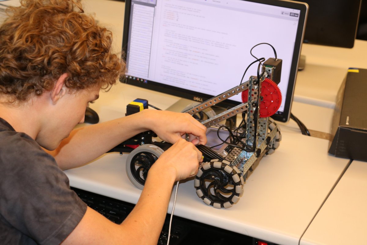 WidenerUniv's tweet image. Program ✔️ Design ✔️ Compete ✔️ The #widenerengineering robotics camp gave students a hands-on experience into the expanding field of #robotics #engineering

📷 : bit.ly/2YqecIP