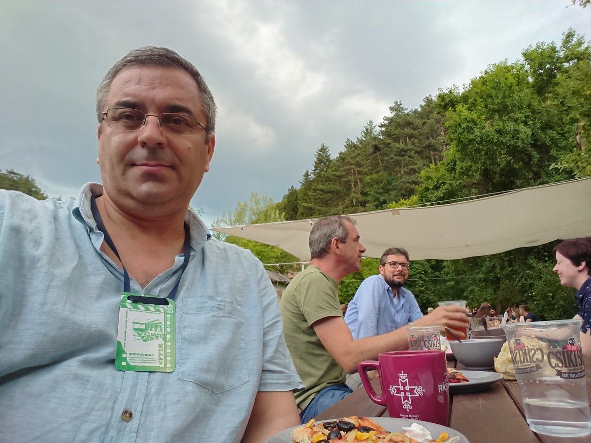 Semanticus's tweet photo. Putina ploaie nu strica la festival. #FFIR https://t.co/3k8vvJGjlB