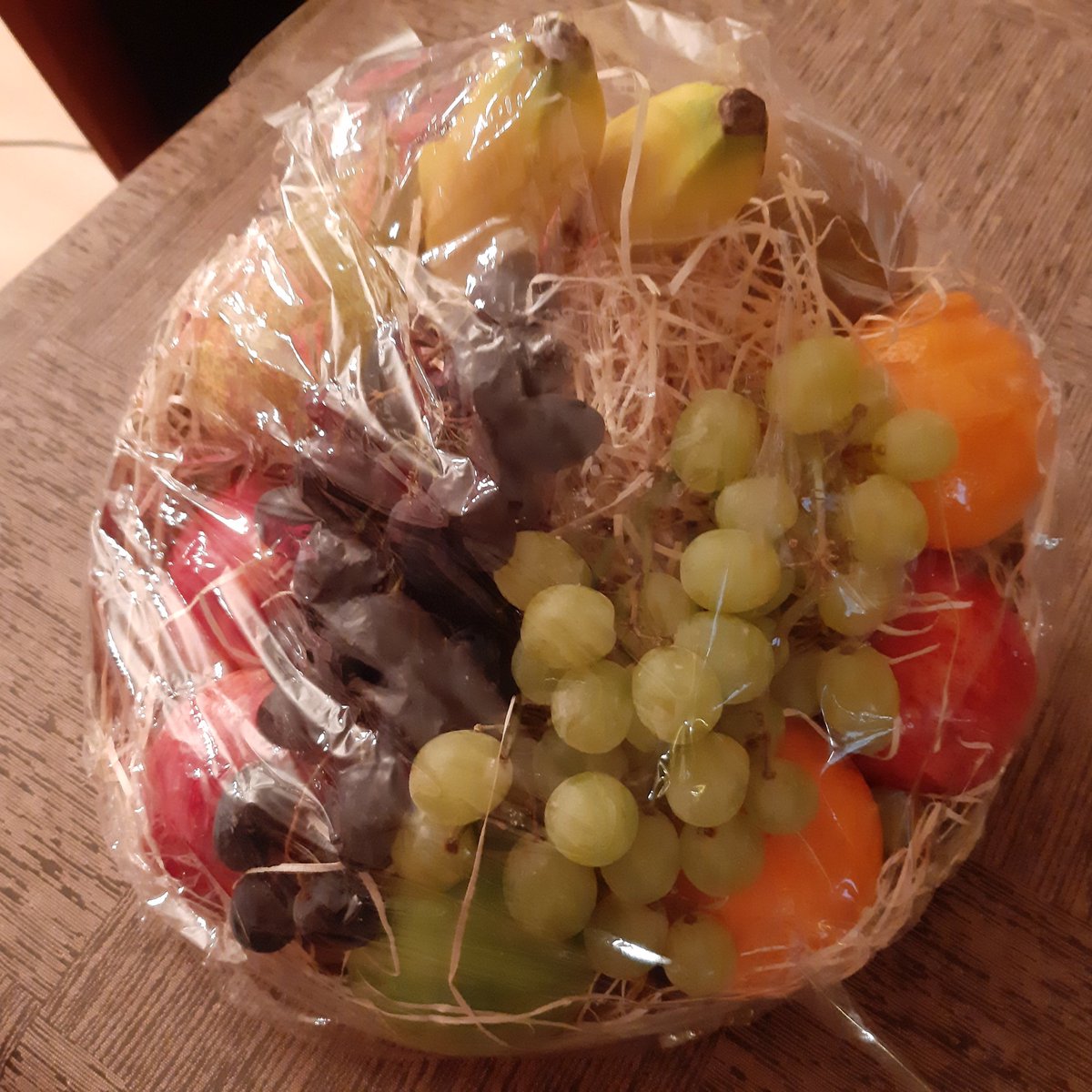 Fruitmand gekregen. Er zat alleen geen afzender bij. Toch bedankt. 😘