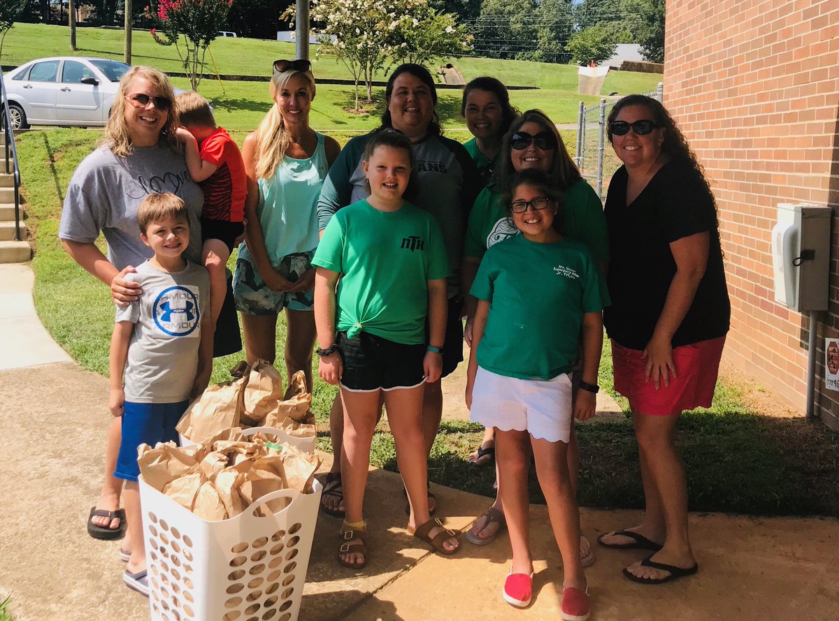 MrsRiley_MVES's tweet photo. We were honored to deliver lunches today to a local community. ⁦@MVESGainesville⁩ ⁦@MrsKSmith_MVES⁩ ⁦@MrsHarper3rd⁩ ⁦@Chastain_Kinder⁩ ⁦@SparrowOutreach⁩ #TrojanWay #mostcaringplaceonearth https://t.co/bF2U3J6p3D