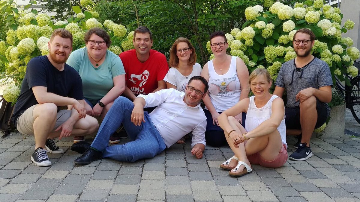 Auftakt meiner jugendpolitischen #Sommergespräche beim Landesvorstand des <a href="/BDKJBayern/">BDKJ Bayern</a>. 
"Tobi, nehmen wir doch mal ein anderes, ein witzigeres Motiv fürs Gruppenfoto", haben sie gesagt. "Machen wir", hab ich gesagt... ;-) #EuerTobias