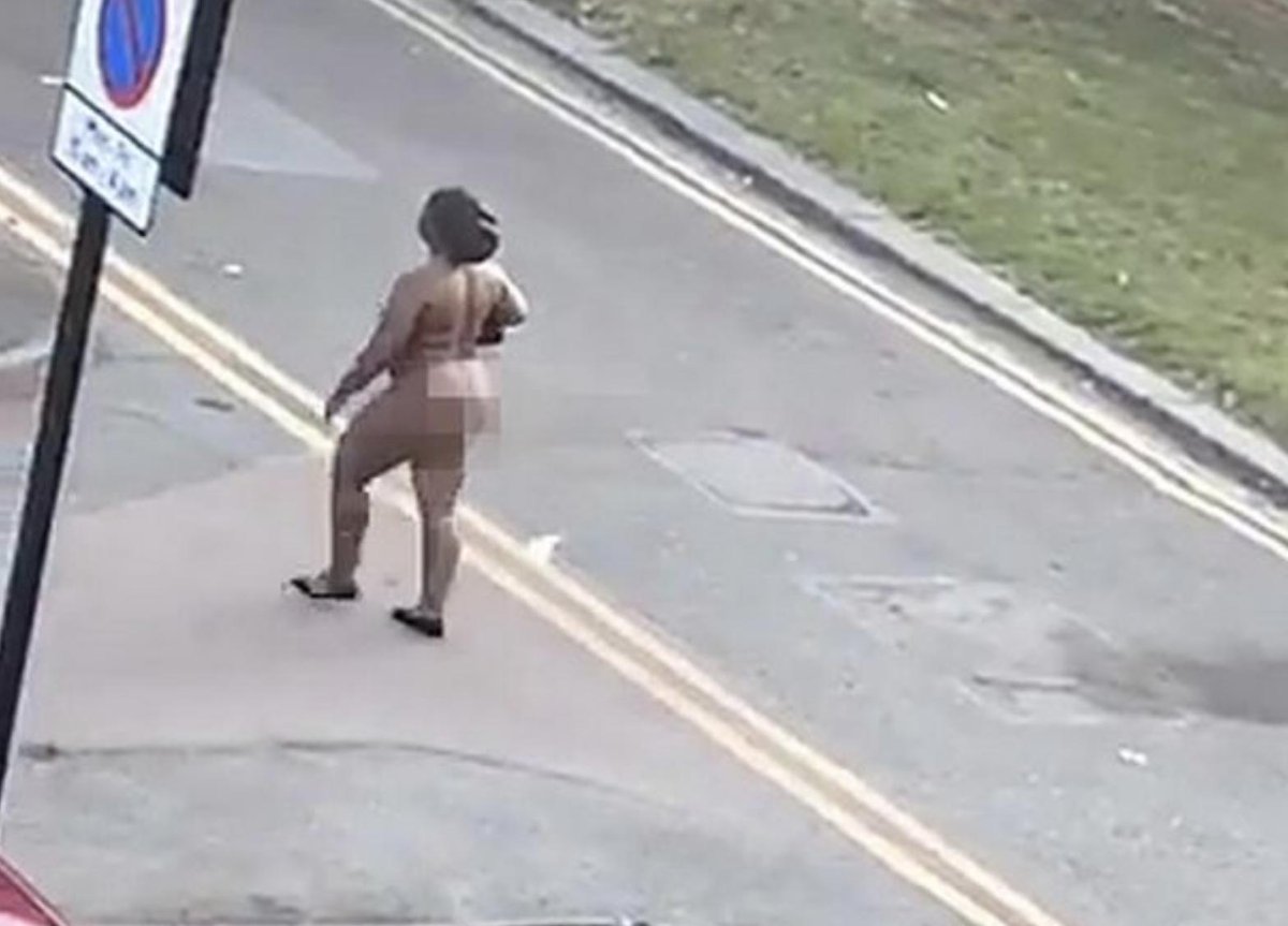 DailyMirror's tweet photo. Woman walks naked through London as UK bakes in scorching heatwave https://t.co/vrIlZptwhu https://t.co/UjvL0TG8mf