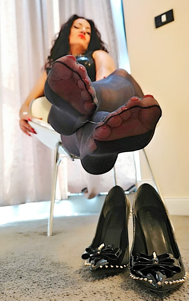 Screaming domina messy feet