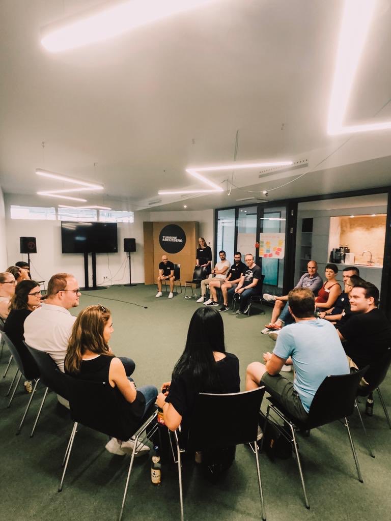 turbinekreuzbrg's tweet photo. Mit leichter Verzögerung starten wir unser Meetup #14 in Stuttgart! Schon spannend bei der Vorstellungsrunde – total verschiedene Hintergründe und Branchen heute versammelt. Freuen uns auf die Diskussion! #turbinejetzt #EcomExpertsBW #agile #scrum https://t.co/5WIX4aZ9QT