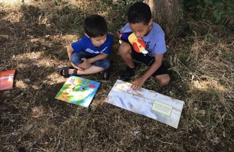 AliceleeFox's tweet photo. Sitting in the shade in the forest school, our Year 1s and 2s loved buddying-up to read-for-pleasure on the last day of term. #RfP #readingforpleasure @OpenUni_RfP @TeresaCremin @Booktrust @_Reading_Rocks_ @lovereadingkids @lovemybooksUK https://t.co/3186EVHQ0H