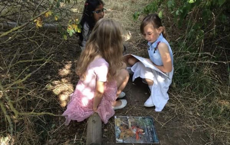 AliceleeFox's tweet photo. Sitting in the shade in the forest school, our Year 1s and 2s loved buddying-up to read-for-pleasure on the last day of term. #RfP #readingforpleasure @OpenUni_RfP @TeresaCremin @Booktrust @_Reading_Rocks_ @lovereadingkids @lovemybooksUK https://t.co/3186EVHQ0H