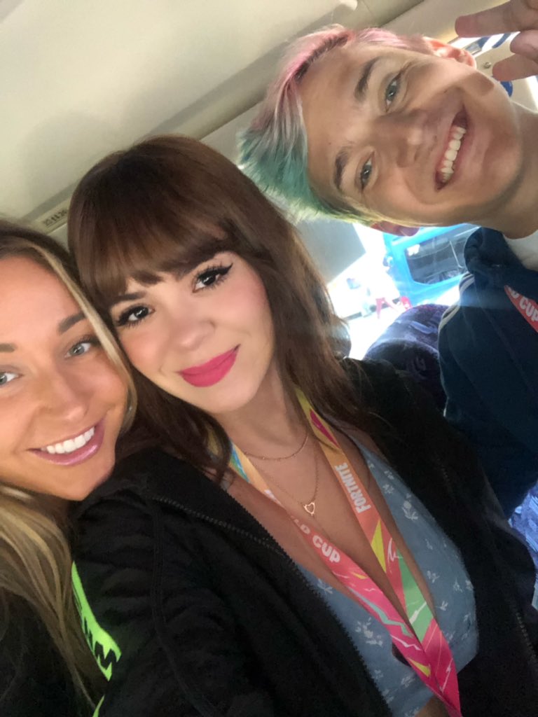 DanyanCatSQ's tweet photo. Vi que estos niños lindos van sentados alado de mi en el bus y me animé a pedirles foto 😍 
Me encantan @Ninja @JessicaBlevins https://t.co/IwuYn2VELN