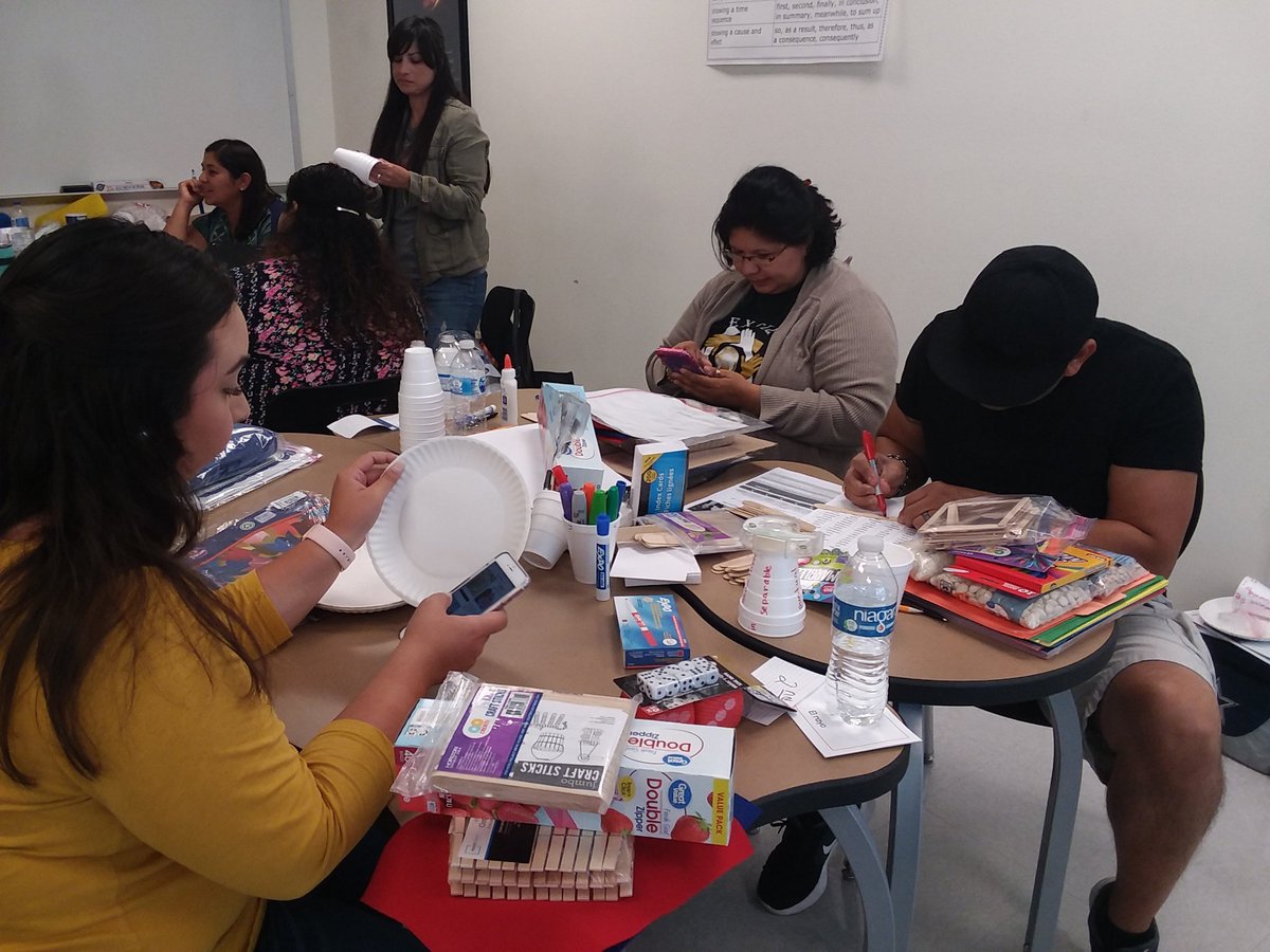 YseniaLeal's tweet photo. Day 2 de Gómez y Gómez Acadamia Training.
Teacher's creating bilingual learning centers. (Make and Take project)
#SummerSym19 #SISDDualLanguage
#LevelUp19 #MatadorFamily https://t.co/rnJkJrOitO
