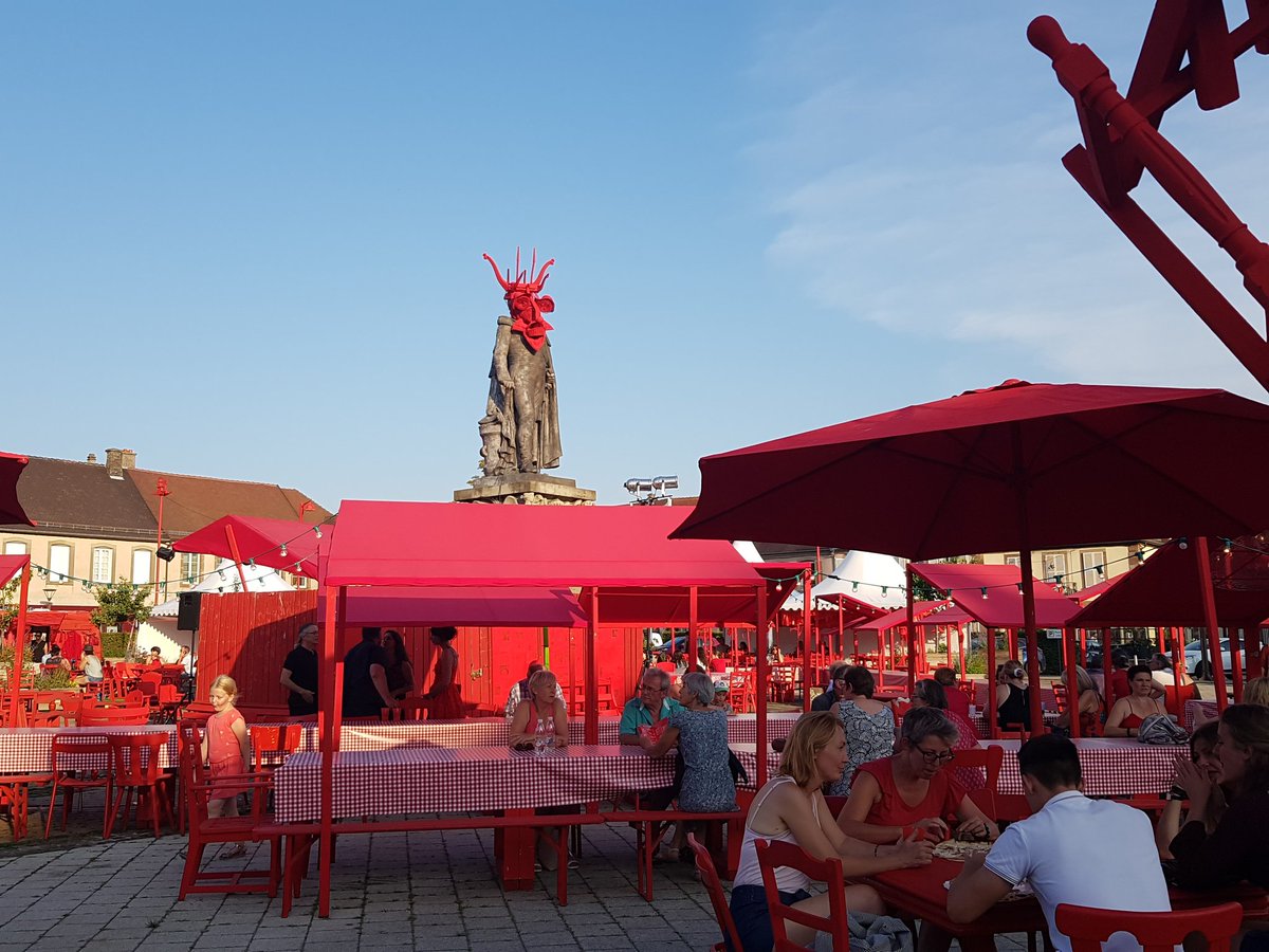 C'est parti pour le festival de théâtre de Phalsbourg ! Du 25 juillet au 3 août les spectacles, concerts et représentations vont s'enchaîner, sous le regard du général Mouton bien sûr 
<a href="/dnatweets/">DNA</a> #DNASaverne #alerterouge #phalsbourgcapitaledutheatre