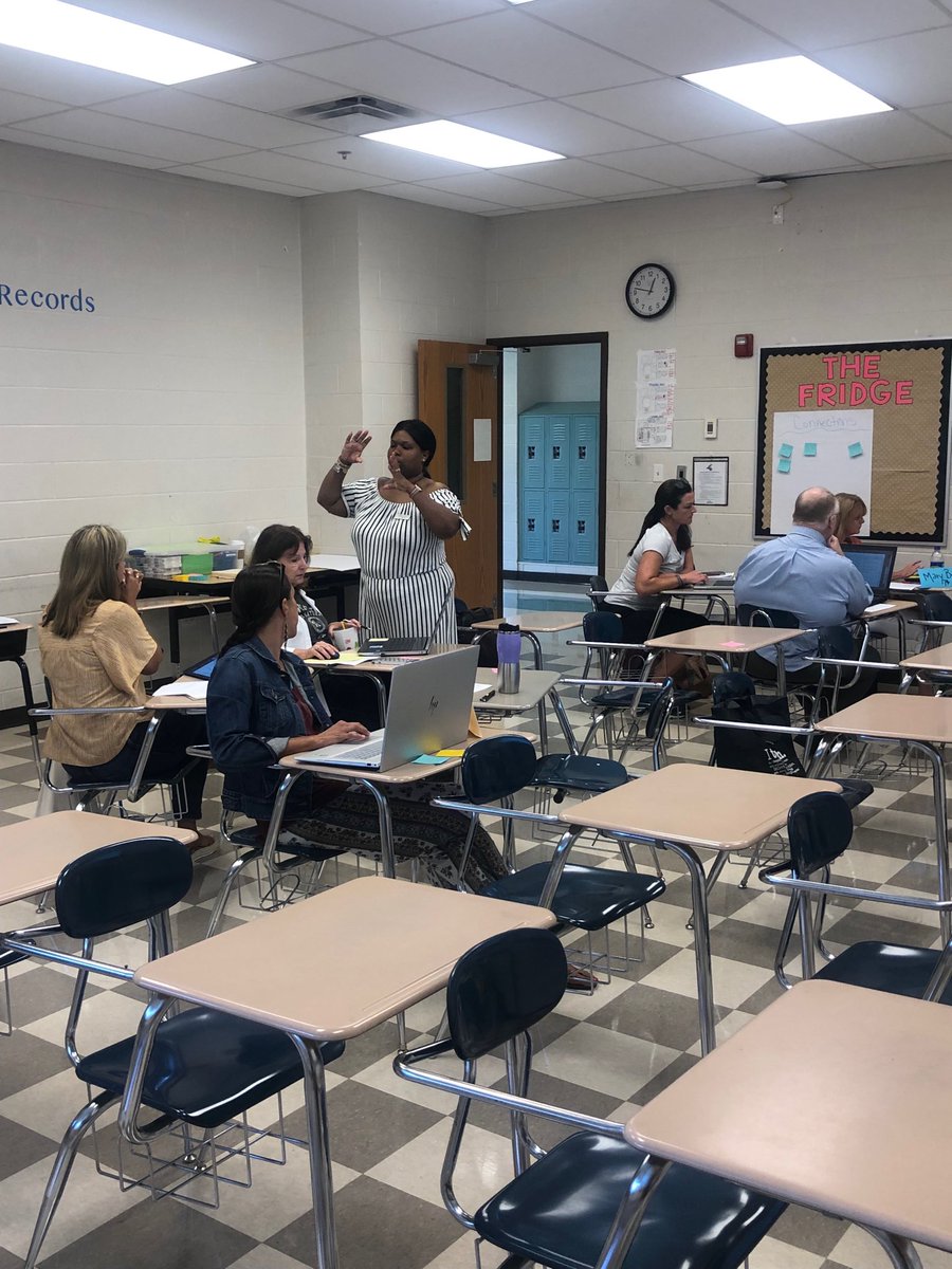 MullinsSciTchr's tweet image. MS Science teachers diving deeper into ⁦@DiscoveryEd⁩ techbook. #WhatsNEWinHCS #HCS_Science