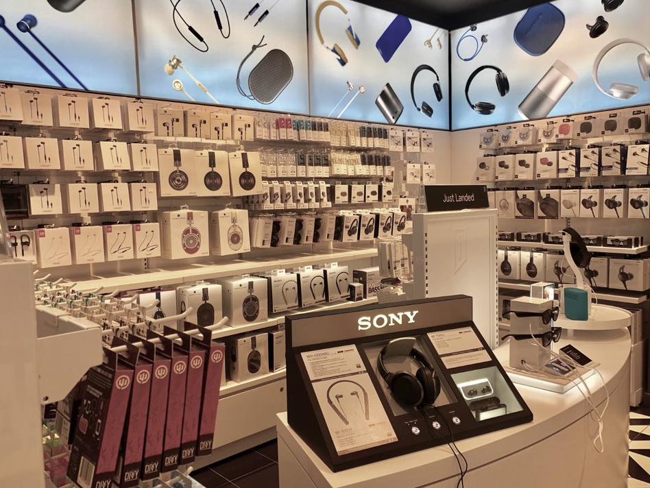 fly2midway's tweet photo. Today the second iStore (Gate B17) arrived at Midway!  An Apple authorized reseller, and tech store, iStore is the perfect destination to purchase colorful headphones, carrying cases, activity trackers, chargers, and more. https://t.co/5YFbsTraMI
