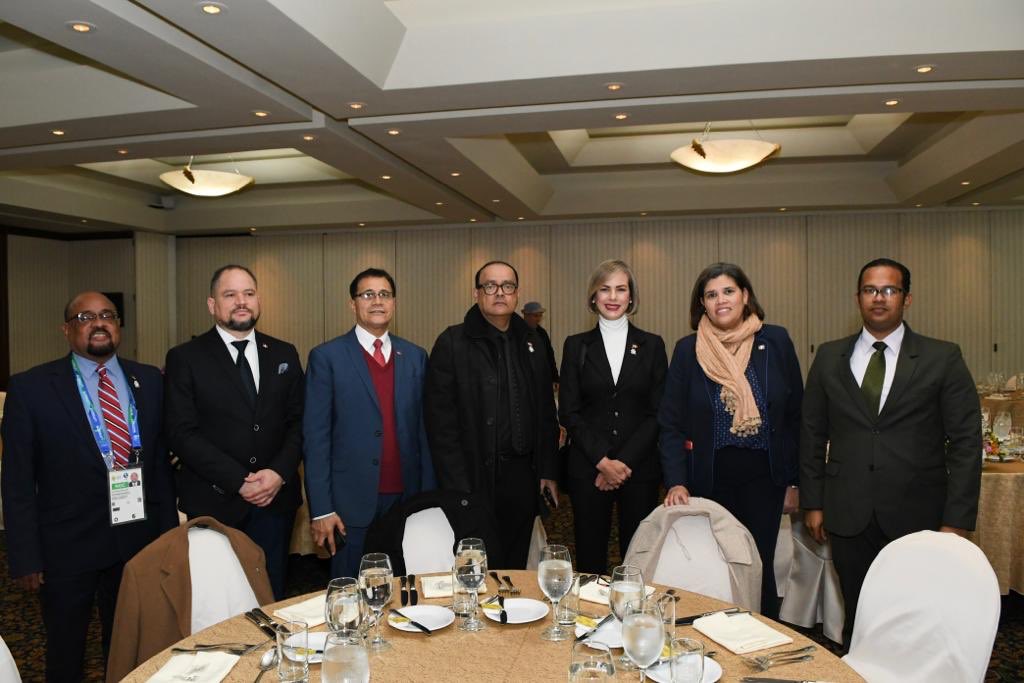 miderec_rd's tweet photo. Presentes también en esta bienvenida a la delegación dominicana🇩🇴, Garibaldi Bautista, jefe de misión #Lima219; @mayoescoto director del @INVI_RD; Tony Mesa, director técnico #Miderec y miembros del Cuerpo Diplomático de la @embrdperu.
#MiderecEnLima2019 #TeamDomLima2019 https://t.co/3WqmKcgozq