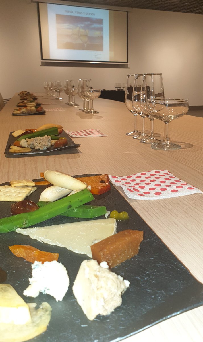 🍇🍷🧀Poesía,vinos y quesos en la Fundación <a href="/Cajasol/">Fundación Cajasol</a> Un taller lleno de sorpresas en el que se catarán vinos y quesos de diferentes partes del mundo. ¡Un lujo para los paladares más exquisitos! #CordobaEsp