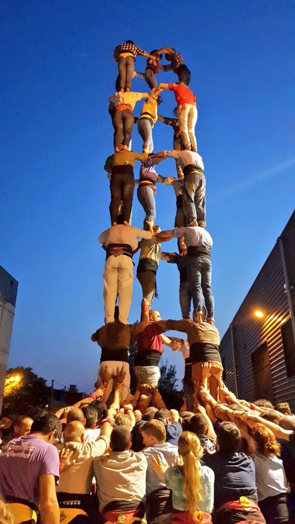 Marrecs's tweet image. Quin GRAN ASSAIG ahir a les Guixeres! Però no hagués estat possible sense l'ajuda de @SagalsdOsona, @guillats, @CCFigueres, @xoriguersudg, @CCEsperxats, @XerricsOlot, #Cuits i tots els que ahir vàreu ser a l'assaig especial de #FMSalt19. Moltes gràcies! #JuliolMarrec #Castellers