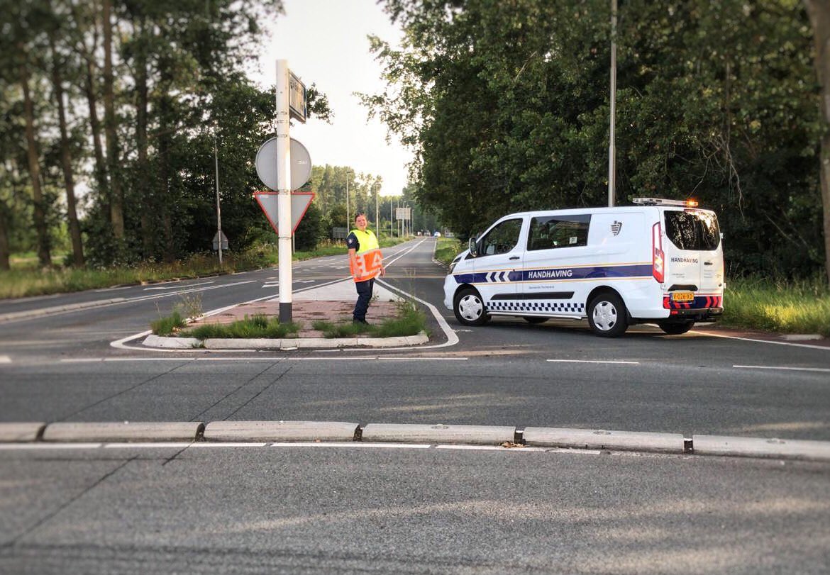 handhaving1441's tweet photo. Wij ondersteunen brandweer en politie rondom de brand in de #baanstee #samenwerken https://t.co/lG2HtVLwxJ