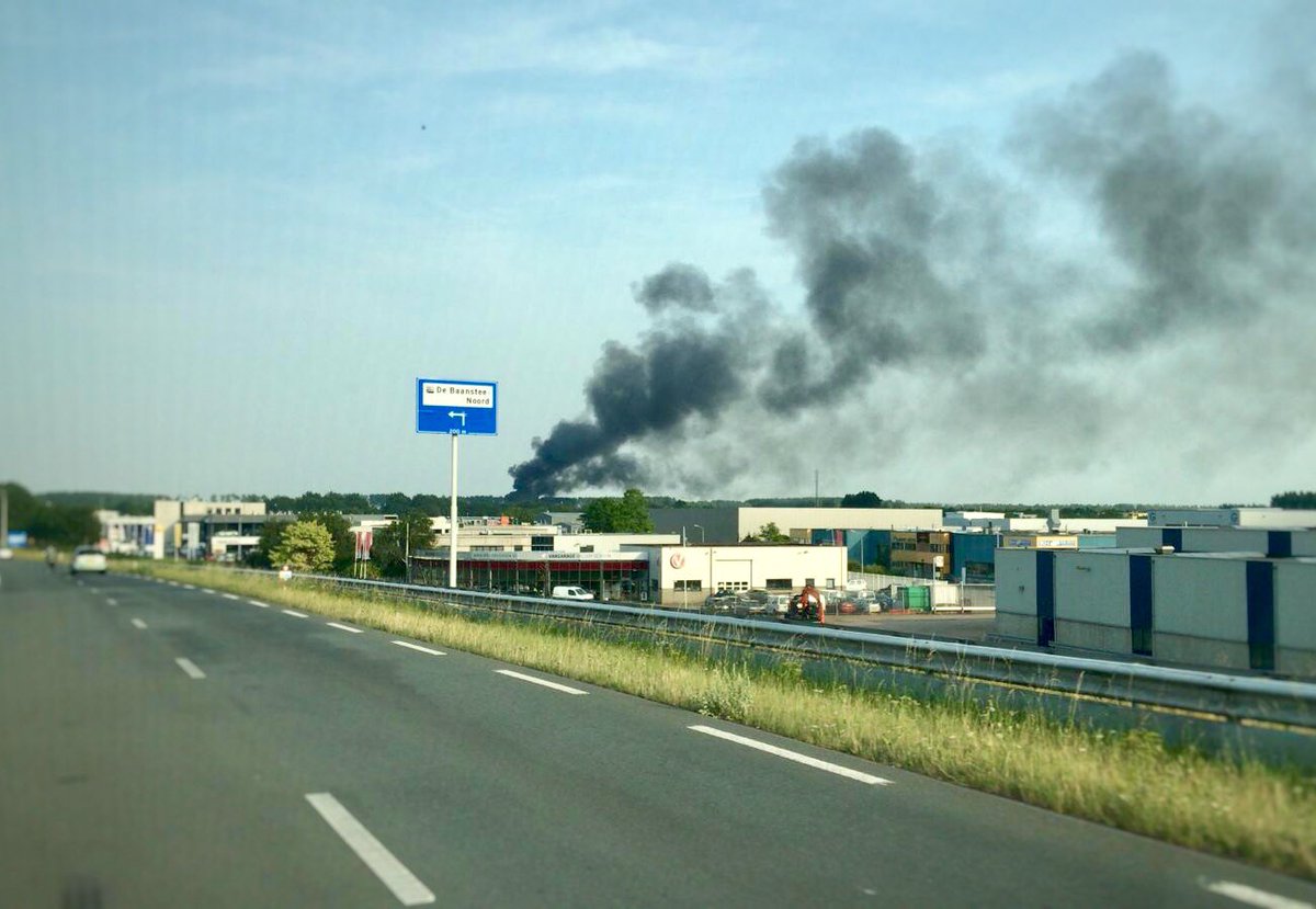 handhaving1441's tweet photo. Wij ondersteunen brandweer en politie rondom de brand in de #baanstee #samenwerken https://t.co/lG2HtVLwxJ