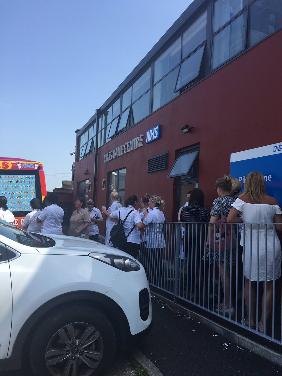 dee_cortez75's tweet photo. Keeping it cool. Free ice cream to our community staff and student nurses. Thank you @boltonnhsft for looking after us ❤️#PreRegTeam #PEFTeamBolton https://t.co/Ni3qE0Tdcn