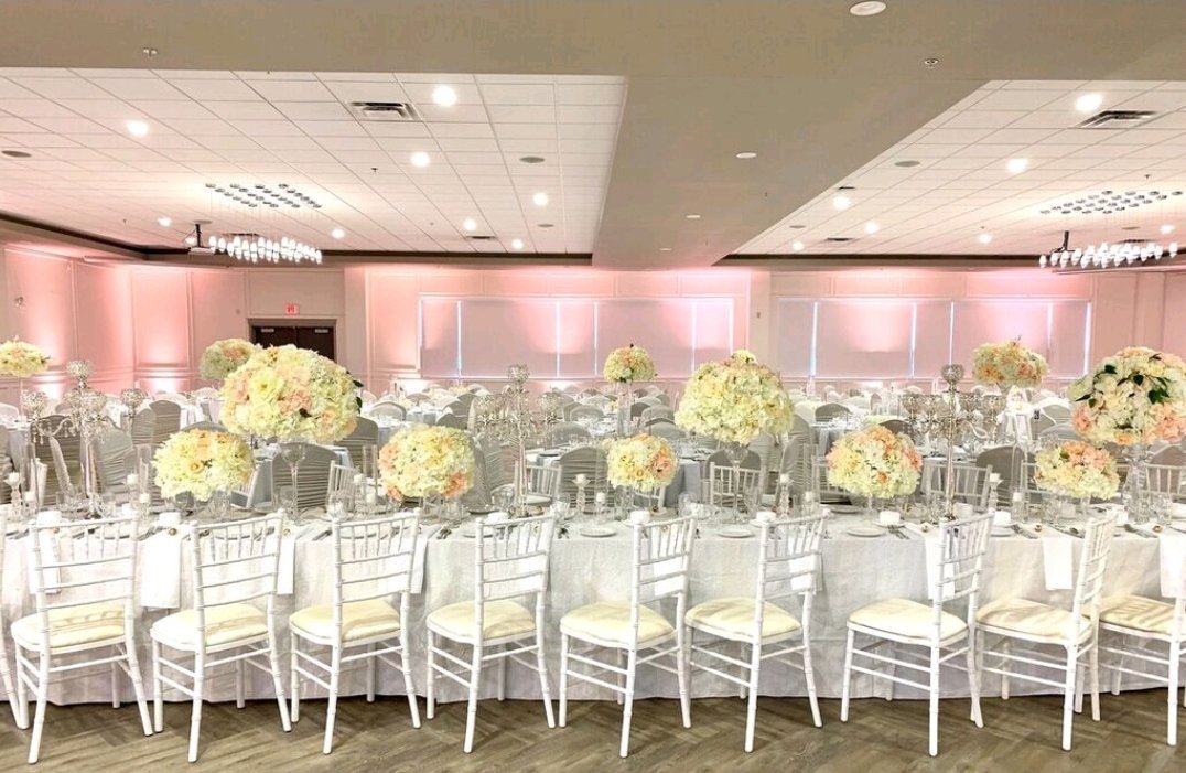 Amazig capture of blush #uplighting at #arca earlier this month!
Blush is definitely the color of the season! #wedding #weddingdecor
