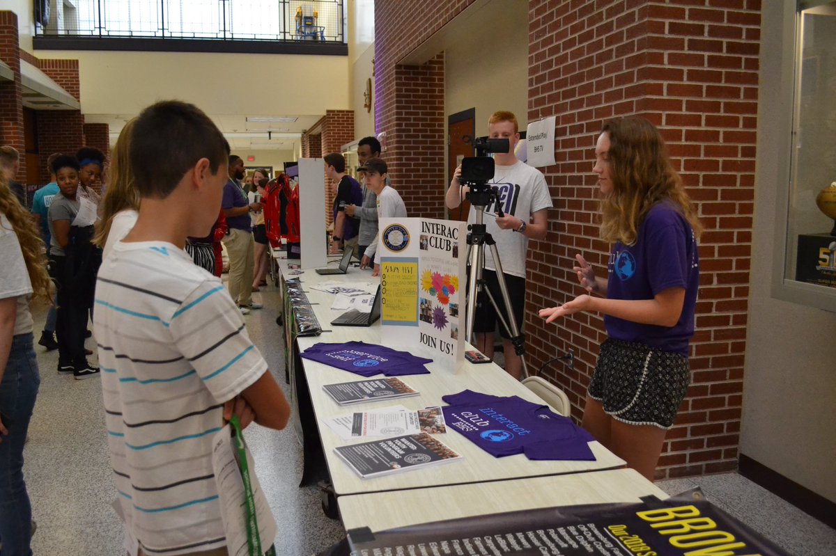 Brownsburg_CSC's tweet photo. BHS Team 2023 experienced Bulldog Bootcamp today to prepare for freshman year. They got schedules, photos, &amp; lanyards, learned cheers from the spirit coordinators, explored the club fair, learned about expectations &amp; wrote a letter to themselves for senior year! #BCSCback19 https://t.co/pAfDCGOvdz
