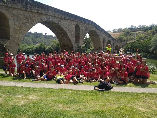 Hoy ha sido día de tradiciones y reencuentros! Hemos podido disfrutar de un maravilloso día todxs juntxs, donde hemos caminado, nos hemos bañado y jugado en Gares!