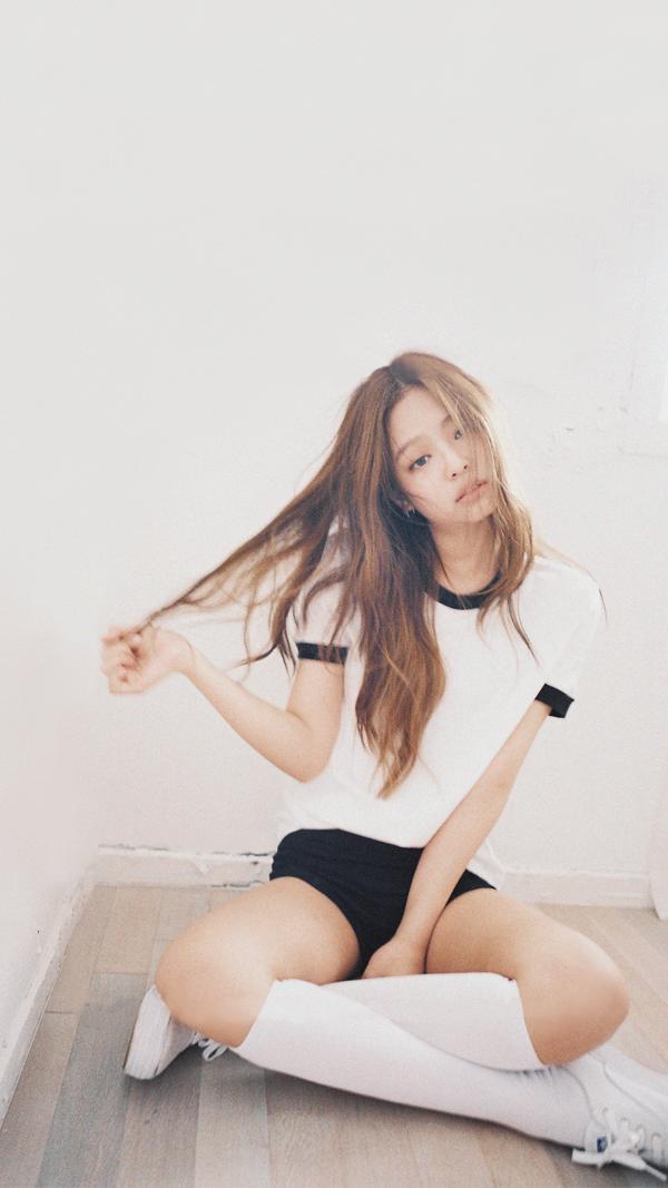 "When my mood was really bad, I'd console myself with Amy Winehouse's music & when I wanted to be excited I'd entrust myself to Rihanna. Looking back, it was a meaningful time. After classes and while preparing for evaluations, dawn was a time I spent for myself" -  #JENNIE