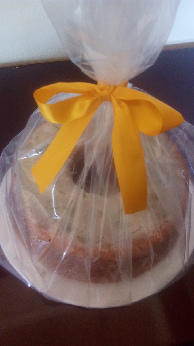 EstellaAmaBTS's tweet photo. Agora é oficial estou vendendo bolos de casa em casa, por encomenda e na universidade tbm.
@BTS_twt  me aguarde pq em 2020 vcs verão meu rosto em lágrimas no sound check SIM!!!
Alguém aí quer um bolo caseiro com cobertura de chocolate?
#BTSBrazil2020 https://t.co/4OwEPTt1dL