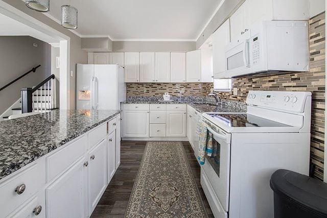 aass_io's tweet photo. Rate this designer kitchen from 1 to 10😍
Tag a friend 😎
.
#RealEstate #blockchain #bitcoin #tokenization #tokens #realestatetokenization #aassio #imagevideo #international #basedinberlin #berlin #china #asia #hongkong #lifestyle #startup #business #c… https://t.co/NZ043UepqG https://t.co/F19Z6yM9ug