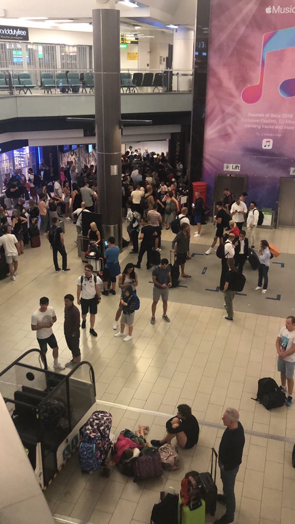 miyuaan's tweet photo. @vueling this is the situation at #Gatwick #LGW https://t.co/ObMulIJqTM