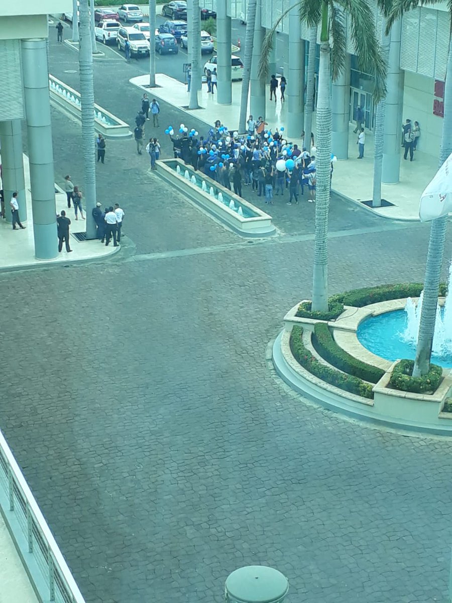 indio_nica's tweet photo. Por absurdo que parezca, así fue como empezó el engaño. Un grupito de vendepatrias los miércoles frente al Consejo supremo electoral  (CSE) y los medios inflando a estos 4 pelados para hacer creer que eran mayoría. #TuiterosActivosNicaragua #RedFSLN https://t.co/gq3Rr5EI8T