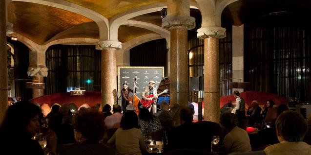 bcncultura's tweet photo. No és casualitat que 🎥 #WoodyAllen rodés al Cafè Vienès de l’Hotel Casa Fuster: és un espai ideal per a #concerts. Ara, es transforma en un club de 🎷 #jazz exclusiu durant el juliol i l’agost. https://t.co/Fs4c8XarP1 #música https://t.co/9oTg3oZG1R