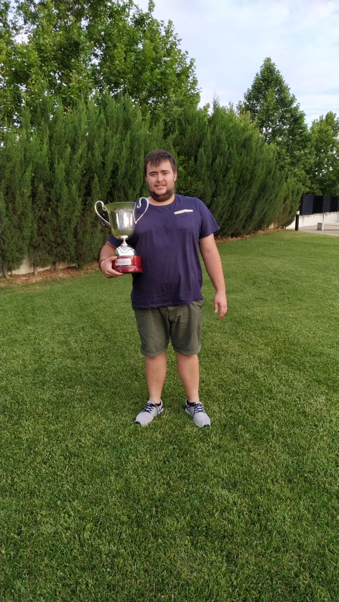 En la tarde de hoy la <a href="/FCyLF/">RFCYLF</a> ha celebrado su Asamblea General Ordinaria donde nuestro míster del Benjamín A ha recibido el Trofeo 🏆 que les acredita como campeones del Sector Regional. Así mismo ya están disponibles los calendarios del Juvenil A, Juvenil B, Cadete A e Infantil A
