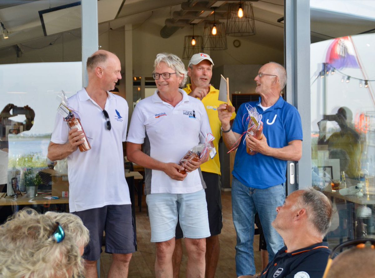 Winnaar <a href="/Skutsjewike/">Skûtsjewike Grou</a> #SKSskutsjebestjoersilen <a href="/JousterSkutsje/">Jouster Skûtsje</a> 2e <a href="/GvMHeerenveen/">Skûtsje Gerben van Manen</a> 3e <a href="/itDoarpHuzum/">it Doarp Huzum</a> Dank: Jan Kiemel @Silersbitter <a href="/molenaarzeilen/">zeilmakerij molenaar</a> <a href="/WSBANJA/">WSB ANJA</a> <a href="/ZeilcentrumGrou/">Zeilcentrum Grou</a>