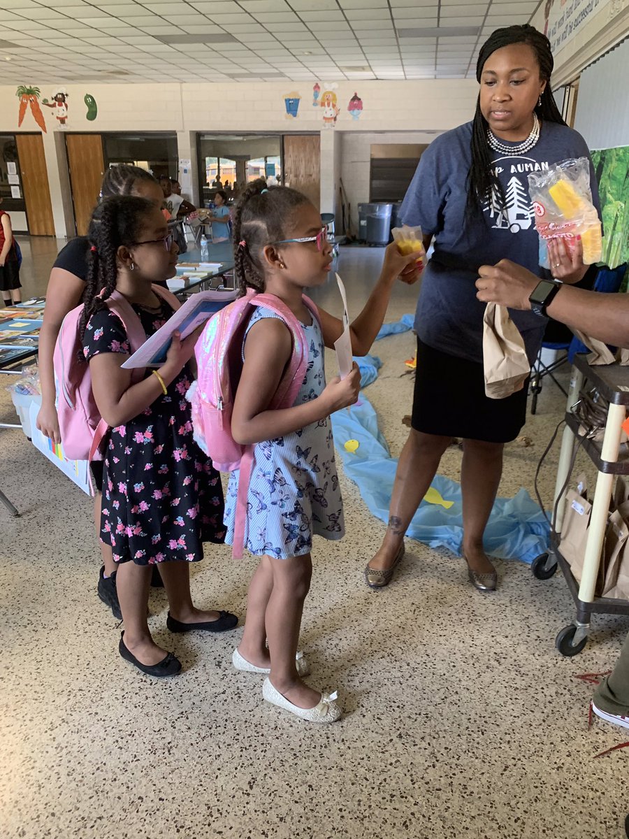 advocate_1's tweet image. Popsicles and goodies bags for every camper on their way home! We will miss you! Once a 🐻, always a🐻!🎉🎊🤩🥰 🥳 GO#campauman2019 #litnccs #2019CCSRtacamp @tinabaker1970 @angelenaowens07 @tarabratcher3 @LoydEAuman