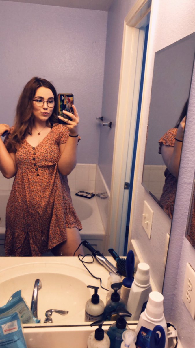 Sesley_blue's tweet image. Cheers to another year 🥂