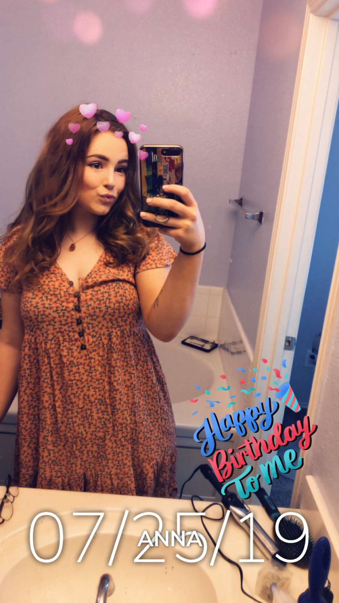 Sesley_blue's tweet image. Cheers to another year 🥂