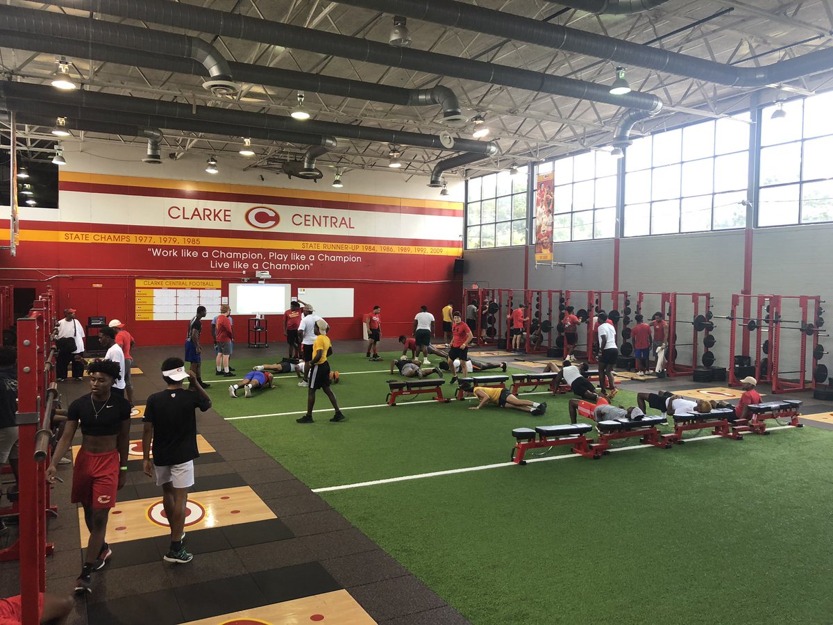 CoachArmistead's tweet photo. Quick 35 minute lift before practice for varsity. #PracticeDay1 #GATA https://t.co/rtNXcOMMsu