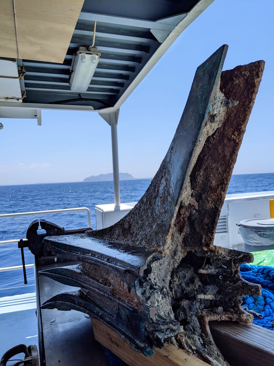OptimoPrincipi's tweet photo. Huge bronze warship ram recovered from the seabed west of Sicily. Christened “Egadi Ram 14”, it was used in the final battle of the First Punic War, the Battle of the Aegates, on 10th March 241 BC. Picture from @IndyWasTheDog https://t.co/dkhKfw457g