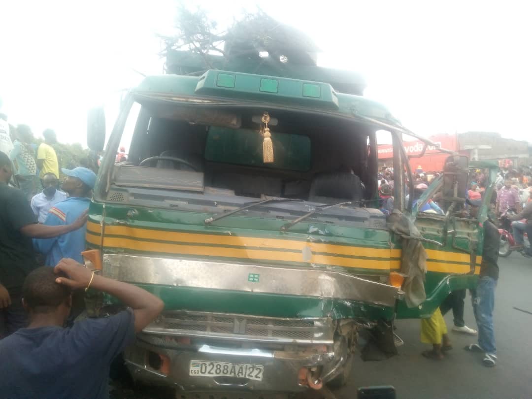 FezaMubi's tweet photo. Encore des morts et plusieurs blessés graves dans la ville de Goma suite à cet accident de circulation de ce gros camion en décente vers le rond point Rusthuru,Birere. Les femmes commerçantes des épices le long de la route sont les principales victimes 😭😭😭 https://t.co/1s0xSRpKW7